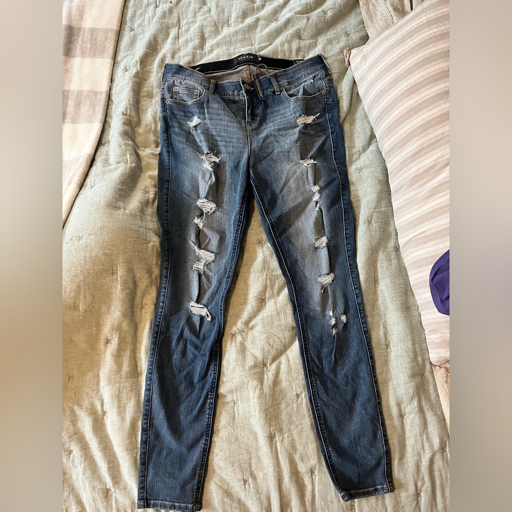 Torrid NWT distressed bombshell skinny jeans (size 16T)